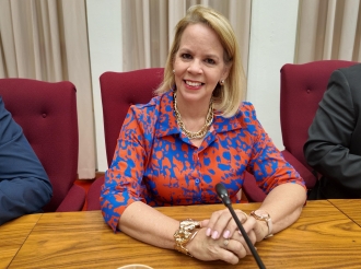 Parlamentario Evelyn Wever-Croes ta gradici tur maestro y docente pa nan esfuerso y dedicacion